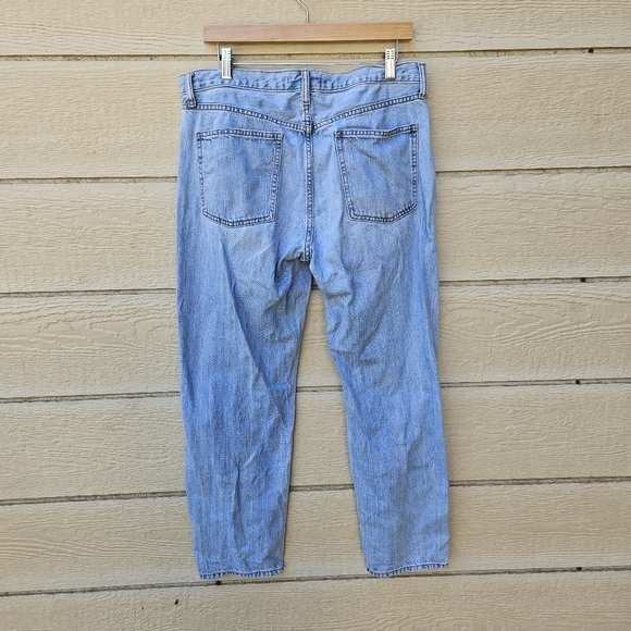 Uniqlo light wash mid-rise relaxed fit jeans busted knees size 10/30 28.5 inseam - Picture 3 of 6